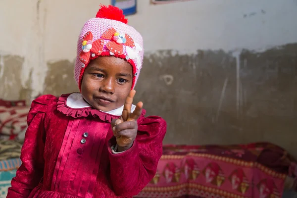 Nubian girl  raising two fingers — Stock Photo, Image