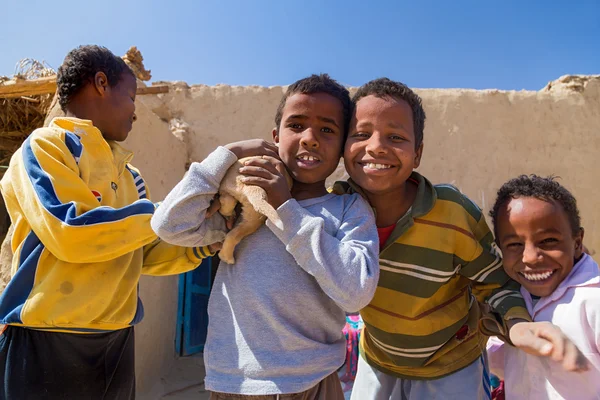 Meninos segurando filhote de cachorro na aldeia núbia — Fotografia de Stock