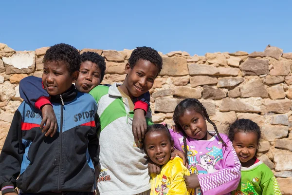 Enfants locaux posant pour la caméra — Photo