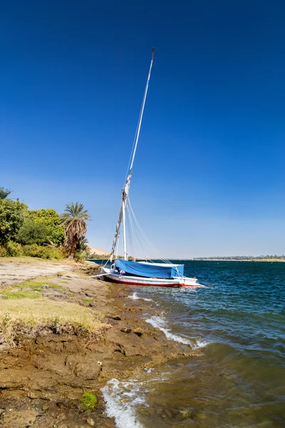 Sailing boat on shore of Nile — Stock Photo, Image