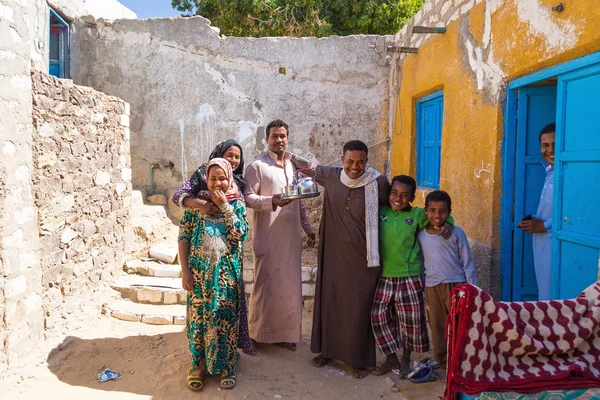 Familia posando frente a la casa —  Fotos de Stock