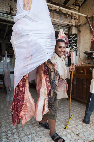 Boucher posant dans la boutique — Photo