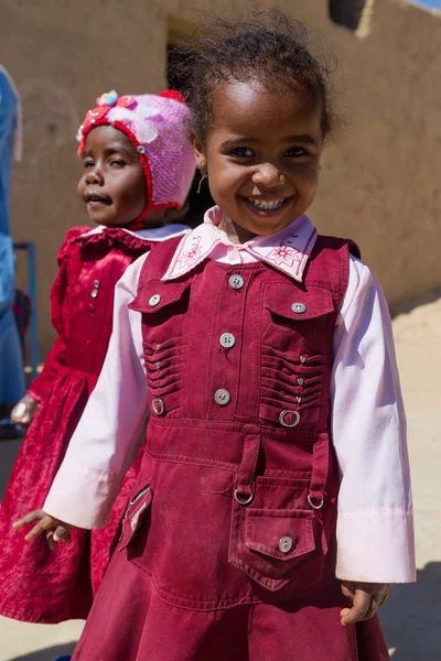 Chicas en la calle de Nubia pueblo —  Fotos de Stock