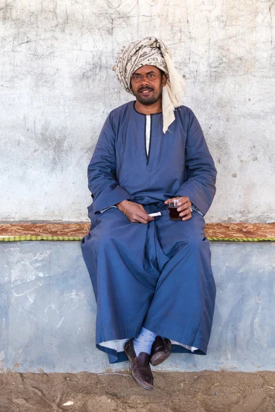 Vendedor de camelos segurando cigarro — Fotografia de Stock