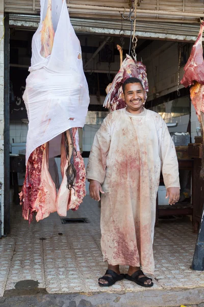 Slager poseren in de winkel — Stockfoto