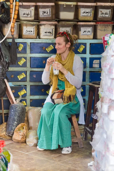 Tourist having drink at Daraw market — Stock Photo, Image