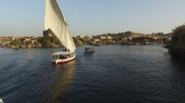 Nil Nehri üzerinde tur tekneleri 