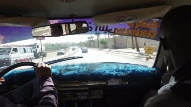 Kadın taksi sürüş