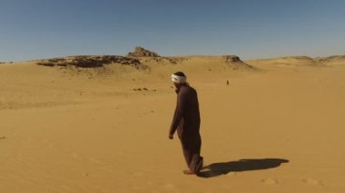 Çölde yürüyen Nubia'lı adam