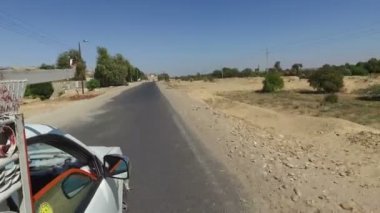 Aswan'da çöl yol