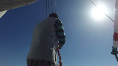 mürettebat üyesi halatlar üzerinde tekne bağlama