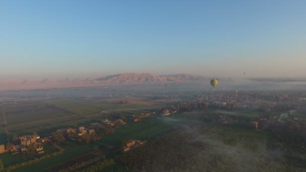 Globo de aire caliente sobre el Luxor — Vídeos de Stock