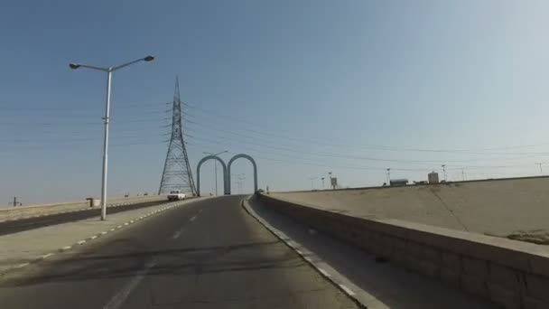 Conduciendo a través del arco en el puente de Asuán — Vídeo de stock
