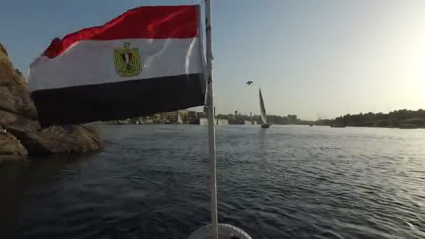 Łodzie na brzegu Nilu w Asuanie — Wideo stockowe