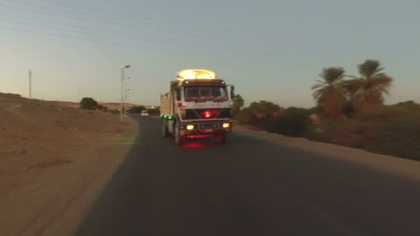 Грузовик на дороге в пустыне , — стоковое видео