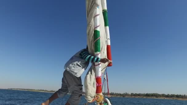 Bemanningslid koppelverkoop touwen op boot — Stockvideo