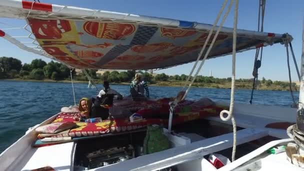 Tripulación de vela de felucca de viaje en el Nilo — Vídeo de stock