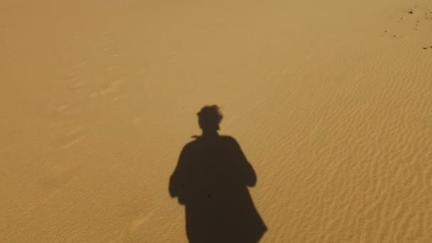 Ombre de l'homme sur sable — Video