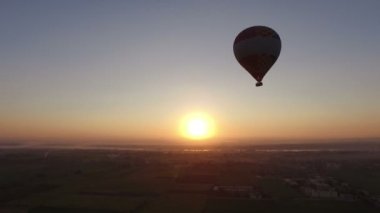 Sıcak hava balonu tarlalara uçan