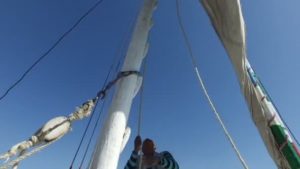 机组成员提高三桅小帆船的帆 — 图库视频影像