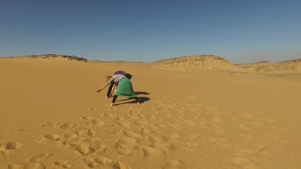 Koppel dansen in de woestijn, Egypte — Stockvideo