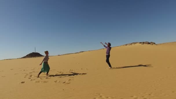 Koppel dansen in de woestijn, Egypte — Stockvideo