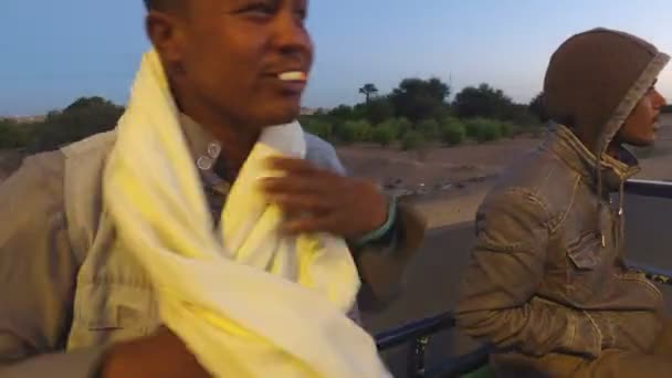 Nubischer Mann raucht Zigarette — Stockvideo