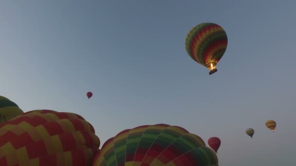 Horkovzdušné balóny stoupat do nebe — Stock video