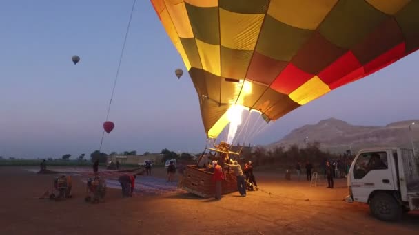 Felkészülés a hőlégballon — Stock videók