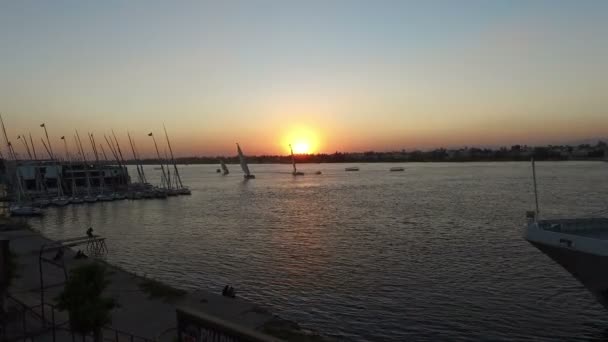 Beau coucher de soleil sur le Nil à Louxor — Video