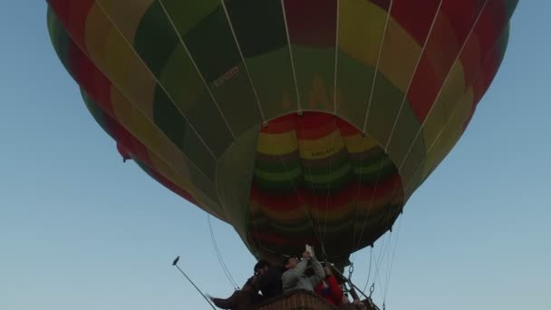 Balão de ar quente ascende ao céu — Vídeo de Stock