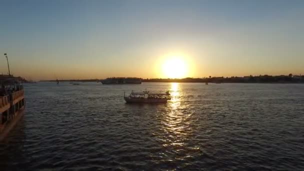 Beau coucher de soleil sur le Nil à Louxor — Video