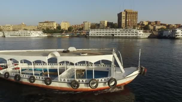 Barcos en el río Nilo en Asuán — Vídeo de stock