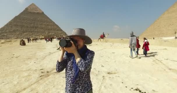 Woman taking photos at Giza pyramids — Stock Video