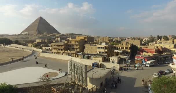 Blick auf Gebäude bei Giza und Pyramiden — Stockvideo