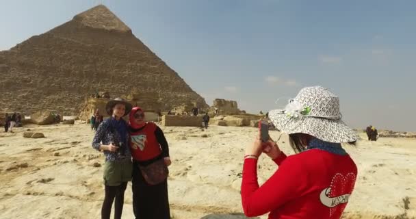 Τουρίστες λαμβάνοντας φωτογραφίες από την πυραμίδα του Χεφρήνου — Αρχείο Βίντεο