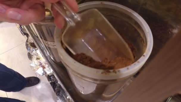 Vendedor colocando café turco no saco — Vídeo de Stock