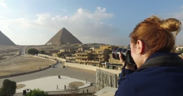 Kvinnan tar bilder av Giza-pyramiderna — Stockvideo