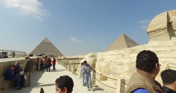 A következő reptér környékén: a nagy Szfinx Giza turisták — Stock videók