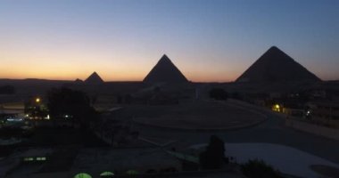 Giza piramitleri akşam