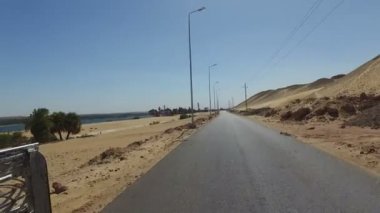 Aswan'da çöl yol