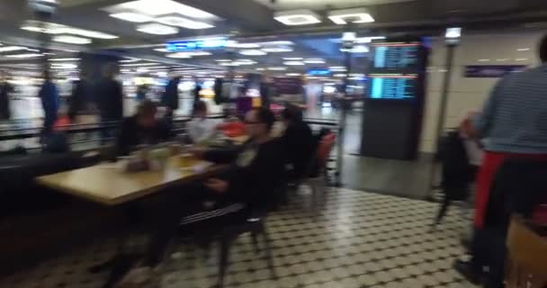 Passagiers op Ataturk luchthaven — Stockvideo