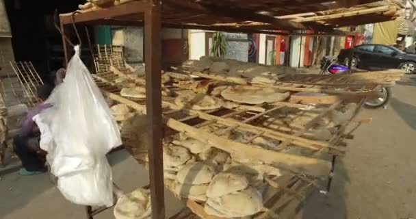 Hombre local vendiendo pan de pita egipcio — Vídeos de Stock