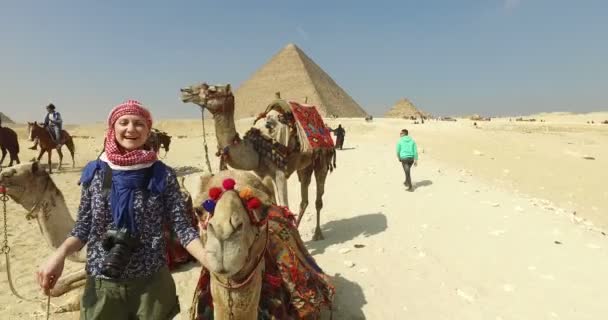 Turista de pie junto a camello — Vídeos de Stock