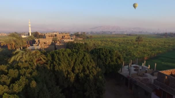 Baloane cu aer cald peste câmpurile Luxor — Videoclip de stoc