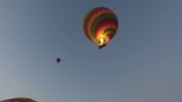 Hőlégballonok repül az égen — Stock videók