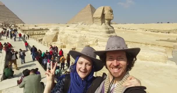 Toeristische paar nemen selfie in Gizeh pyramids — Stockvideo