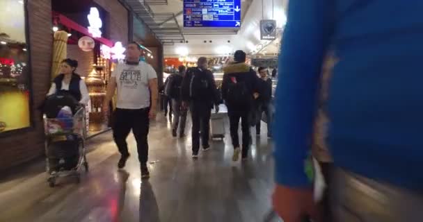 Passageiros no aeroporto de Ataturk — Vídeo de Stock