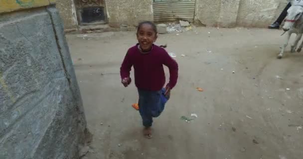 在吉萨在街上奔跑的女孩 — 图库视频影像