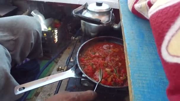 Einheimischer bereitet Mittagessen zu — Stockvideo